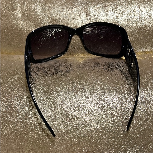 Chic Black Sunglasses - Picture 4 of 4